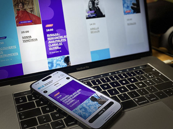 stratégie digitale complète : web, email, réseau sociaux.